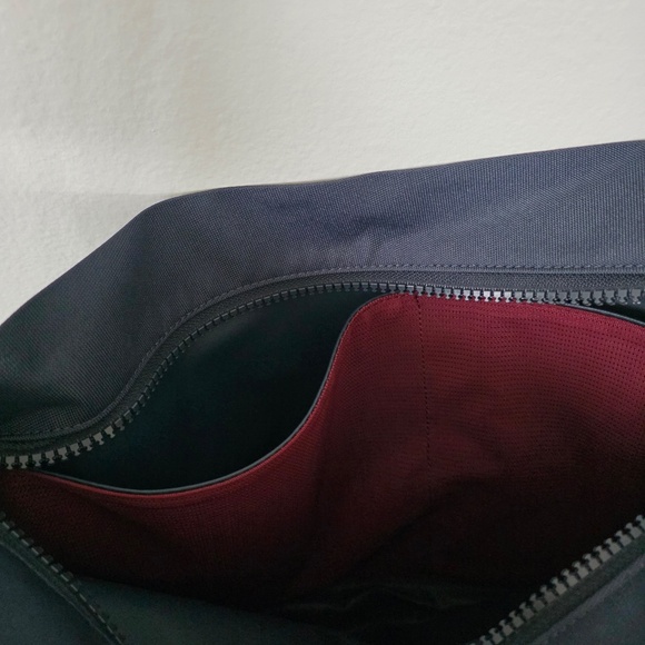 Away F.A.R Navy Messenger Bag 16L - NWOT - Picture 5 of 5